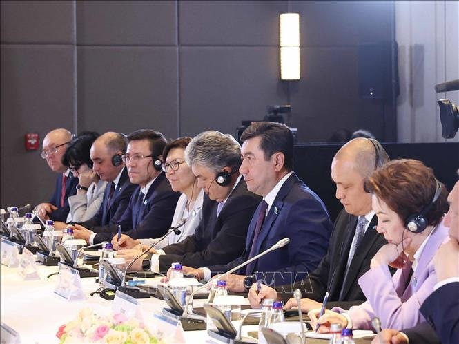 Chủ tịch Hạ viện Kazakhstan, Chủ tịch Đảng Amanat cầm quyền Erlan Koshanov v&agrave; c&aacute;c th&agrave;nh vi&ecirc;n đo&agrave;n Kazakhstan tại cuộc hội kiến Tổng B&iacute; thư T&ocirc; L&acirc;m. Ảnh: Thống Nhất/TTXVN. &nbsp;
