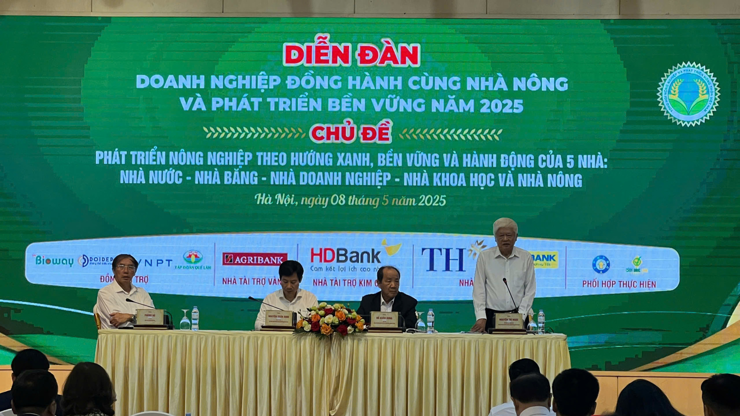 Quang cảnh Diễn đàn "Doanh nghiệp đồng hành cùng nhà nông và phát triển bền vững năm 2025". 