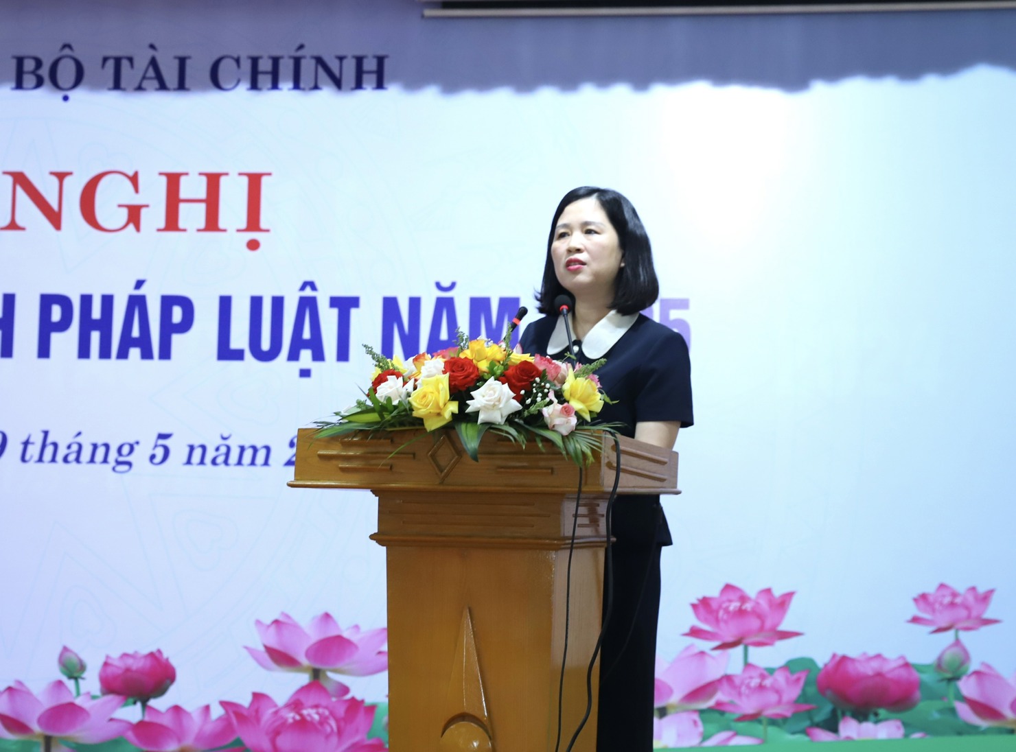 Bà Nguyễn Thị Phương Lan - Chuyên viên cao cấp Vụ Tổ chức biên chế (Bộ Nội Vụ) trình bày chuyên đề thứ hai tại Hội nghị.