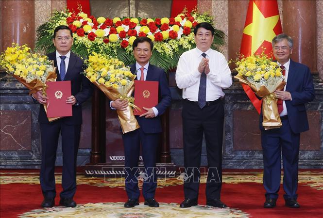 Chủ tịch nước Lương Cường trao Quyết định bổ nhiệm chức vụ Ph&oacute; Chủ nhiệm Văn ph&ograve;ng Chủ tịch nước cho 3 đồng ch&iacute;: Nguyễn Ho&agrave;ng Anh, Cấn Đ&igrave;nh T&agrave;i, Nguyễn Dũng Tiến - Ảnh: TTXVN