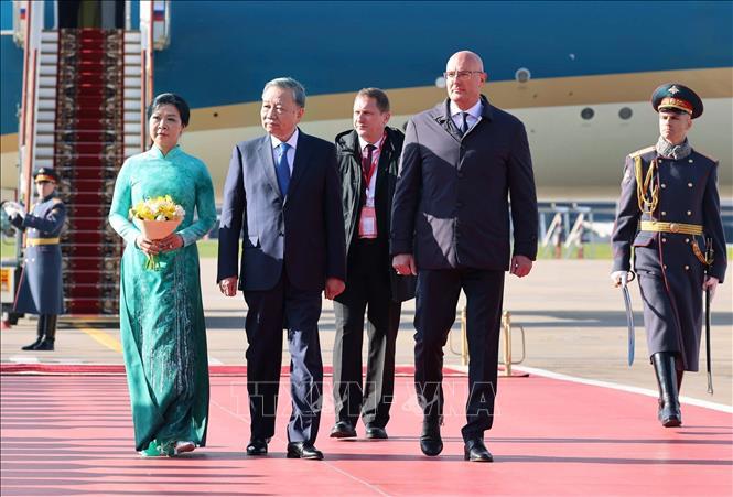 Ph&oacute; Thủ tướng Li&ecirc;n bang Nga Chernyshenko th&aacute;p t&ugrave;ng Tổng B&iacute; thư đi dọc thảm đỏ tới vị tr&iacute; danh dự - Ảnh: TTXVN.