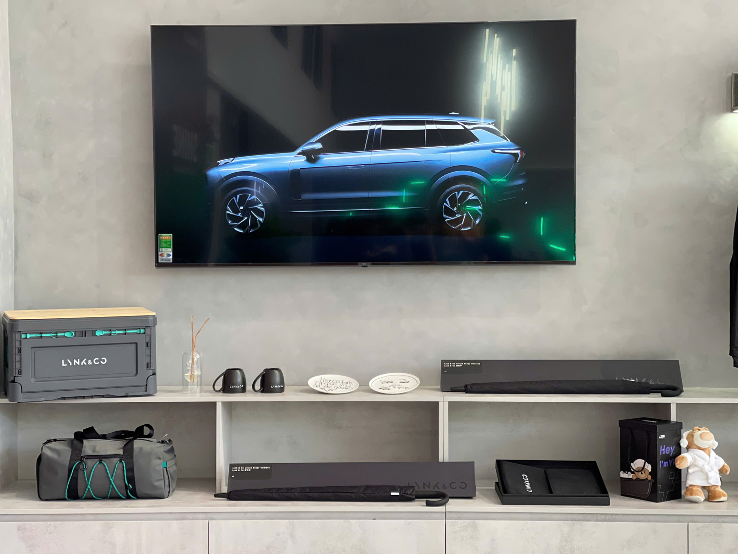 Mỗi showroom chính là một “Co:club”, nơi khách hàng có thể tham gia các buổi Co:talk truyền cảm hứng, khám phá các bộ Co:collection thời trang và phụ kiện độc quyền, hay đồng hành cùng cộng đồng chủ xe trong những chuyến roadtrip và hoạt động hội nhóm.