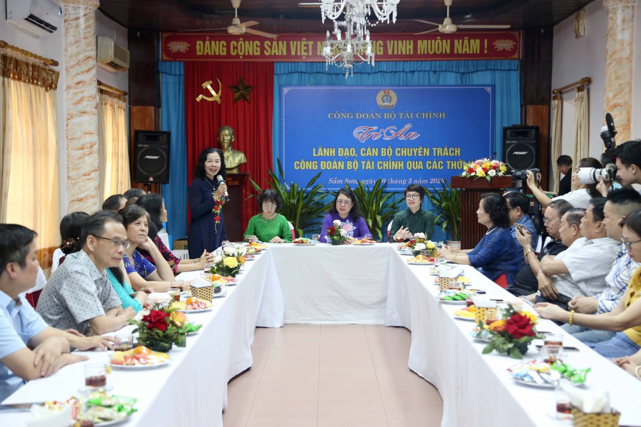 To&agrave;n cảnh buổi Gặp mặt tri &acirc;n.