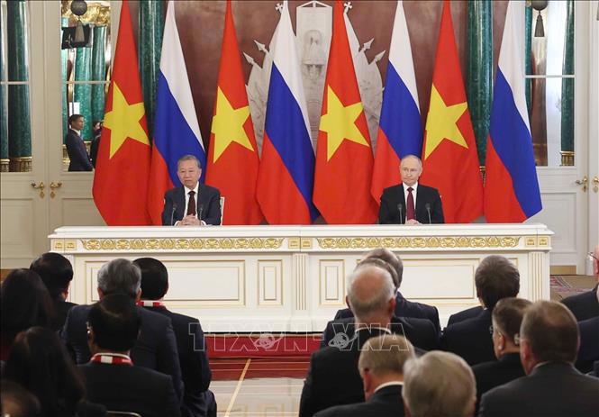 Chiều 10/5 (giờ địa phương), Tổng B&iacute; thư T&ocirc; L&acirc;m v&agrave; Tổng thống V.Putin đ&atilde; ph&aacute;t biểu với b&aacute;o ch&iacute;. Ảnh: TTXVN. &nbsp;