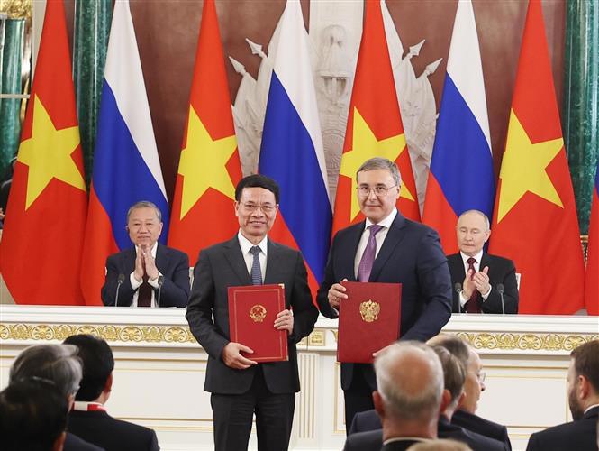 Tổng B&iacute; thư T&ocirc; L&acirc;m v&agrave; Tổng thống Vladimir Putin chứng kiến trao Thỏa thuận giữa hai Bộ Khoa học v&agrave; C&ocirc;ng nghệ về hợp t&aacute;c c&ugrave;ng tuyển chọn c&aacute;c đề t&agrave;i, dự &aacute;n nghi&ecirc;n cứu khoa học v&agrave; c&ocirc;ng nghệ Việt - Nga. Ảnh: TTXVN. &nbsp;