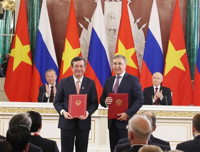 Tổng B&iacute; thư T&ocirc; L&acirc;m v&agrave; Tổng thống Vladimir Putin chứng kiến trao Hiệp định giữa 2 Ch&iacute;nh phủ về th&agrave;nh lập v&agrave; hoạt động của Trung t&acirc;m tiếng Nga mang t&ecirc;n Pushkin. Ảnh: TTXVN. &nbsp;