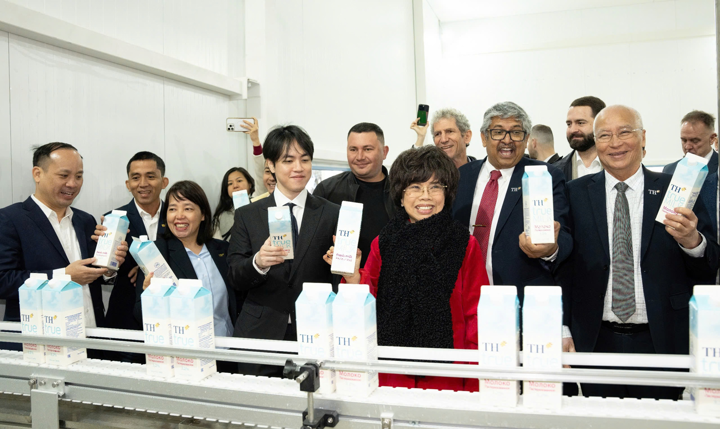 Những l&ocirc; sữa th&agrave;nh phẩm đầu ti&ecirc;n được Tập đo&agrave;n TH sản xuất tại Nga. Ảnh: TH true MILK