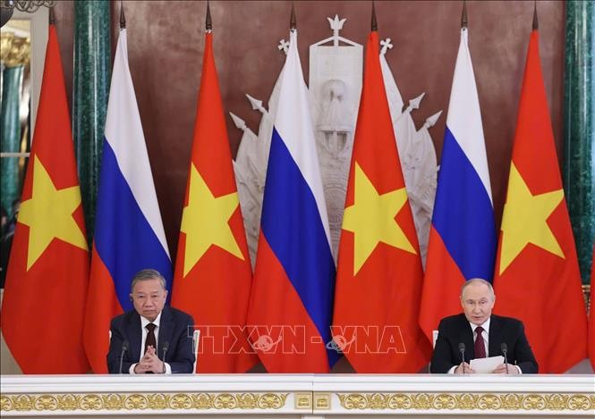 Tổng B&iacute; thư T&ocirc; L&acirc;m v&agrave; Tổng thống LB Nga Vladimir Putin ph&aacute;t biểu với b&aacute;o ch&iacute;. Ảnh: Thống Nhất/TTXVN. &nbsp;