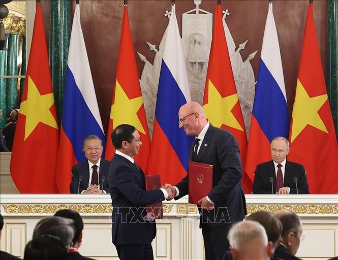 Tổng B&iacute; thư T&ocirc; L&acirc;m v&agrave; Tổng thống Vladimir Putin chứng kiến Ph&oacute; Thủ tướng, Bộ trưởng Ngoại giao B&ugrave;i Thanh Sơn v&agrave; Ph&oacute; Thủ tướng Nga Dmitry Chernyshenko trao Hiệp định về hợp t&aacute;c trong lĩnh vực dầu kh&iacute; v&agrave; Nghị định thư về hoạt động của li&ecirc;n doanh Vietsovpetro v&agrave; Rusvietpetro. Ảnh: Thống Nhất - TTXVN. &nbsp;