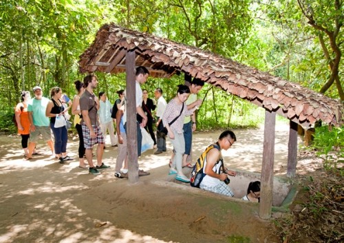Địa đạo Củ Chi - TP. Hồ Ch&iacute; Minh, một địa điểm h&uacute;t kh&aacute;ch du lịch quốc tế, đ&oacute;ng g&oacute;p lớn cho sự ph&aacute;t triển của ng&agrave;nh c&ocirc;ng nghiệp kh&ocirc;ng kh&oacute;i.