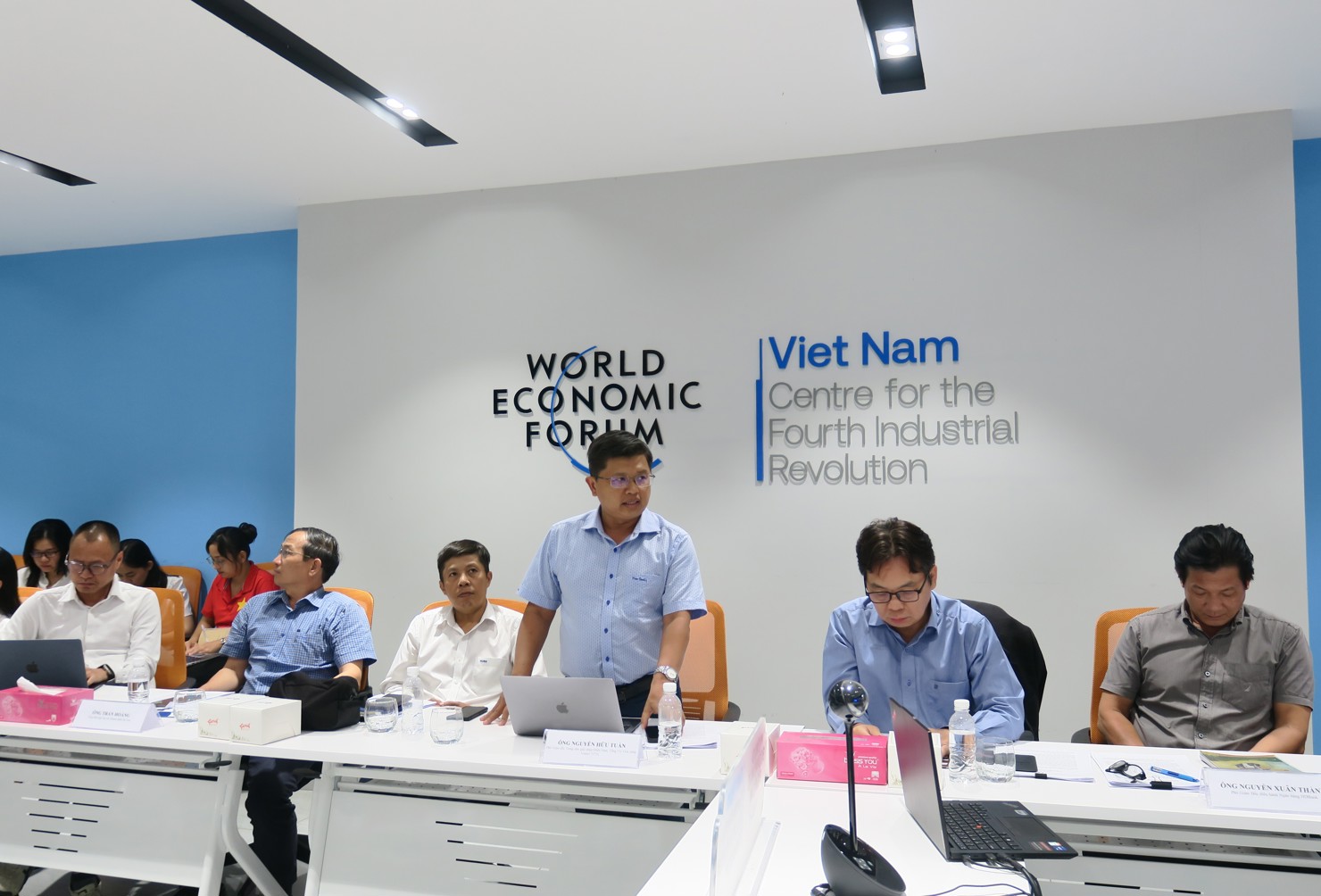&Ocirc;ng Nguyễn Hữu Tuấn, Ph&oacute; Gi&aacute;m đốc Viettel Solutions gợi &yacute;, Nh&agrave; nước n&ecirc;n đặt h&agrave;ng sản phẩm c&ocirc;ng nghệ cao từ doanh nghiệp trong nước, tạo thị trường ứng dụng KHCN v&agrave; th&uacute;c đẩy nội địa h&oacute;a sản phẩm. Ảnh: Đức Mỹ