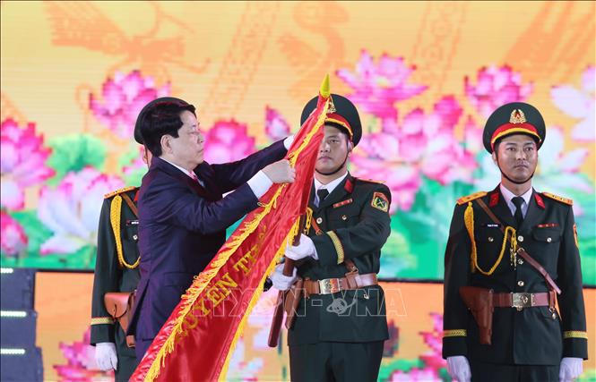 Chủ tịch nước Lương Cường gắn Huy hiệu Thành phố Anh hùng lên lá cờ truyền thống của Đảng bộ, chính quyền và nhân dân TP. Hải Phòng