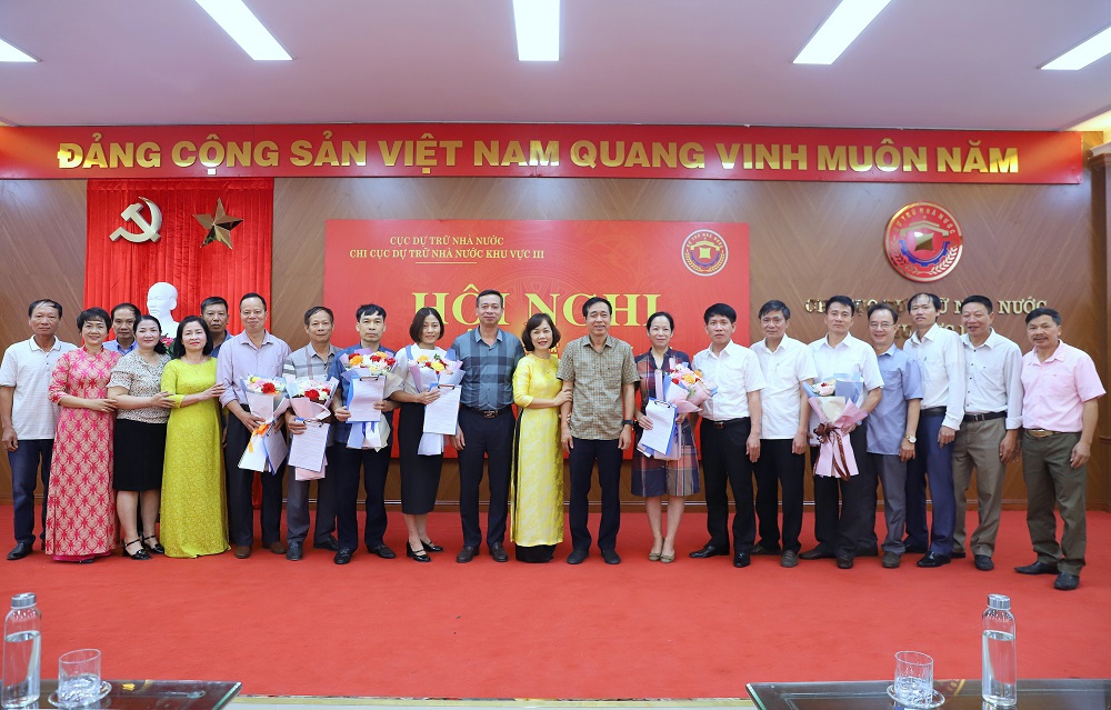Lãnh đạo Chi cục DTNN khu vực III chụp ảnh lưu niệm cùng các cán bộ nghỉ hưu trước tuổi theo Nghị định số 178/2024/NĐ-CP.