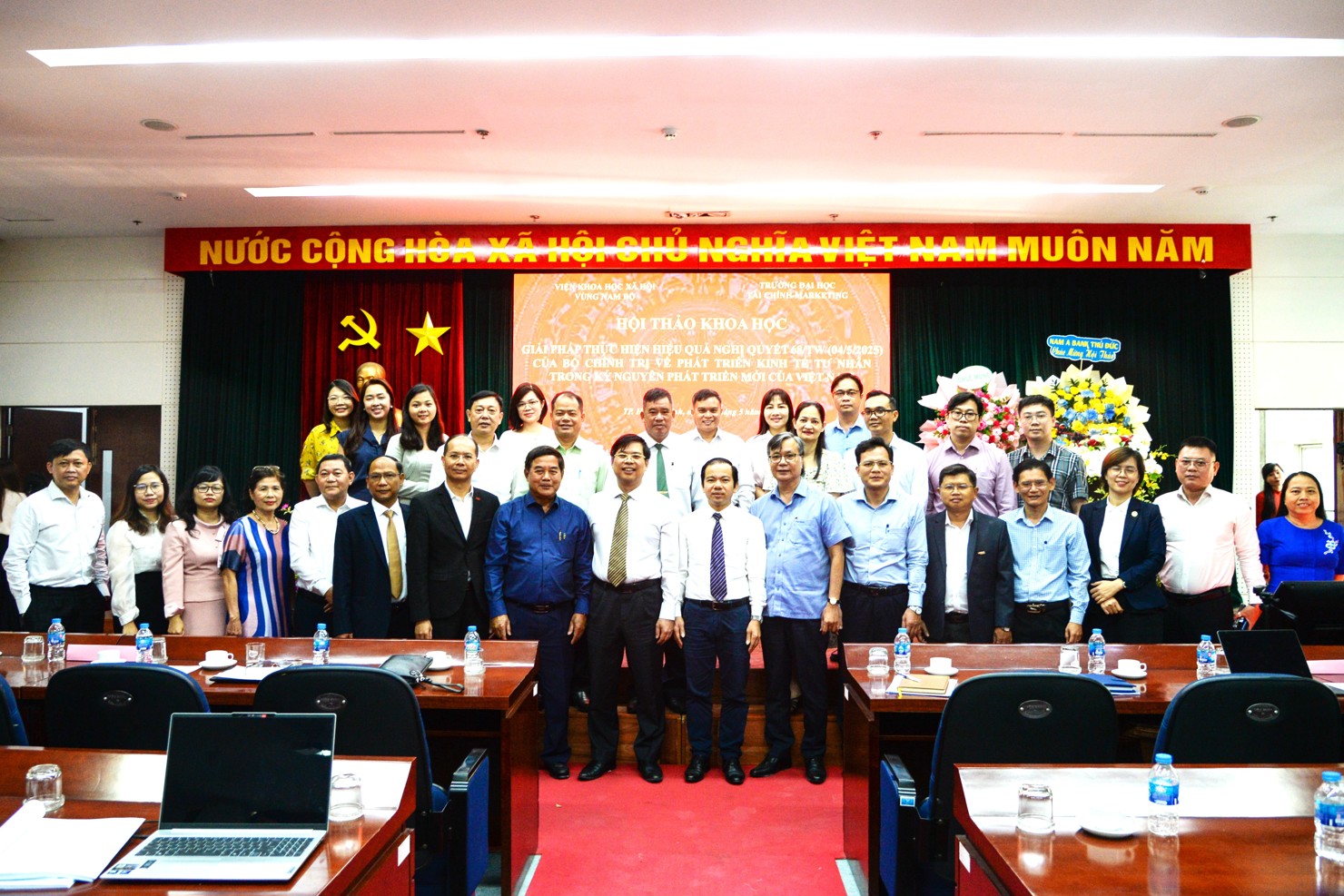 Diễn giả và Ban Tổ chức hội thảo khoa học với chủ đề “Giải pháp thực hiện hiệu quả Nghị quyết 68-NQ/TW của Bộ Chính trị về phát triển kinh tế tư nhân trong kỷ nguyên phát triển mới của Việt Nam”. Ảnh: UFM