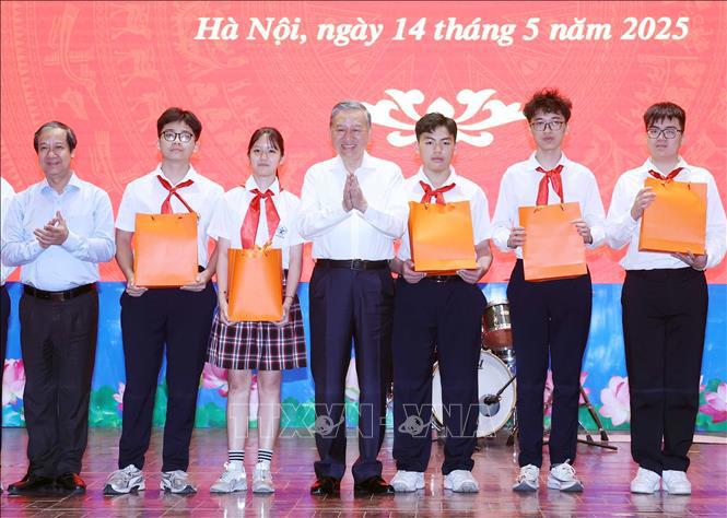 Tổng Bí thư tặng học bổng cho học sinh xuất sắc Trường THCS Cầu Giấy- Ảnh: TTXVN. 