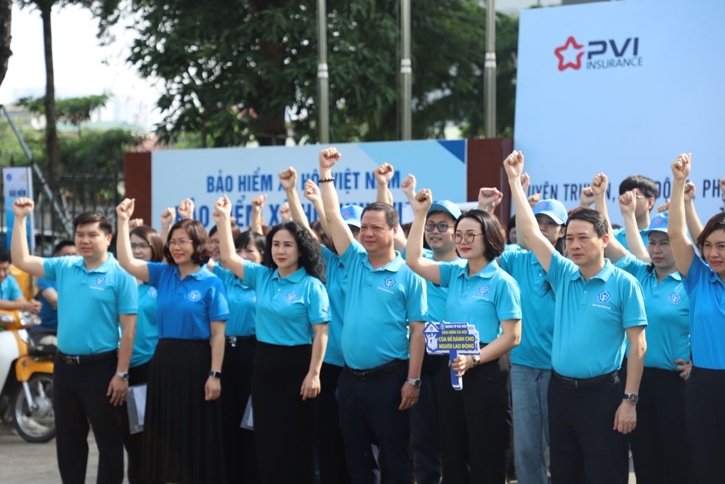 Bảo hiểm x&atilde; hội khu vực I phối hợp 17 tổ chức dịch vụ thu triển khai đồng bộ Lễ ra qu&acirc;n hưởng ứng Th&aacute;ng vận động triển khai bảo hiểm x&atilde; hội to&agrave;n d&acirc;n tr&ecirc;n to&agrave;n TP. H&agrave; Nội.