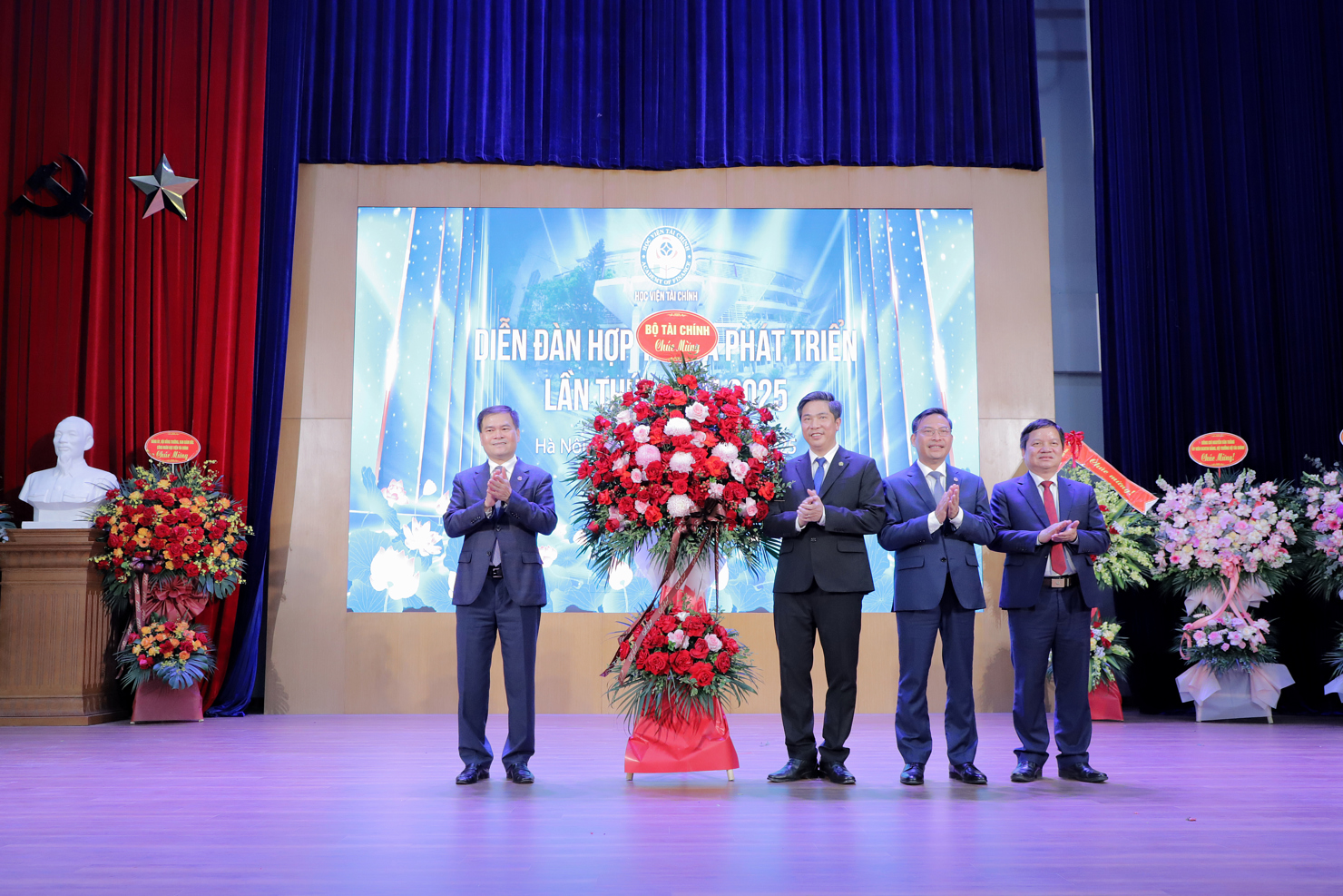 Thứ trưởng B&ugrave;i Văn Khắng tặng hoa ch&uacute;c mừng Học viện T&agrave;i ch&iacute;nh nh&acirc;n ng&agrave;y&nbsp;Khoa học v&agrave; C&ocirc;ng nghệ Việt Nam (18/5).