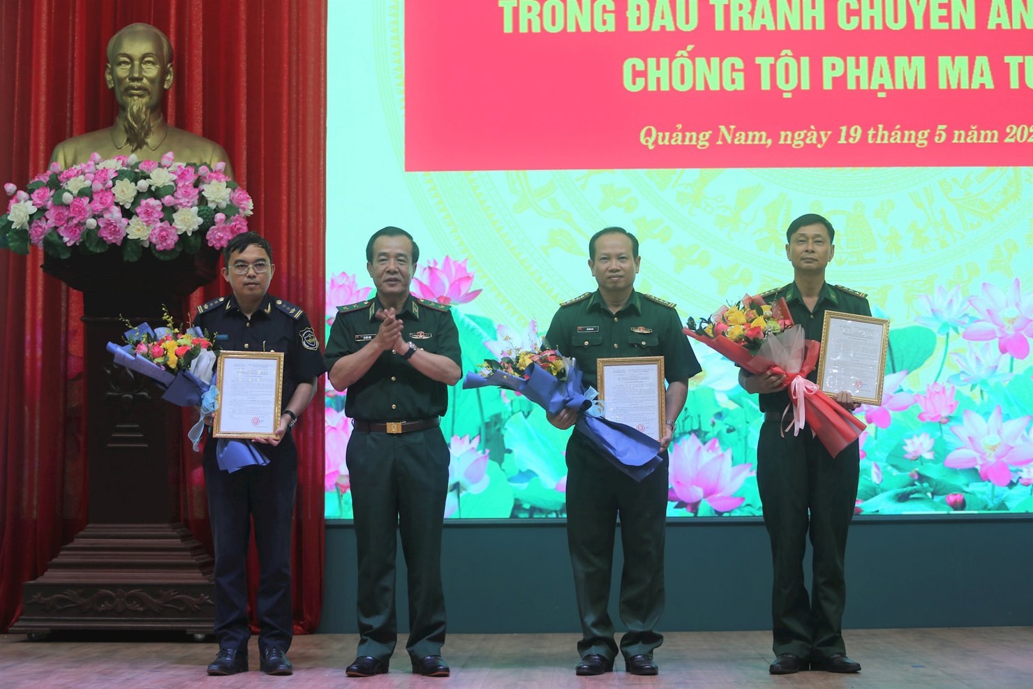 Trung tướng Lê Đức Thái - Tư lệnh Bộ đội Biên phòng tặng thưởng 50 triệu đồng cho 3 tập thể có thành tích xuất sắc trong tham gia đấu tranh Chuyên án A424.6p.