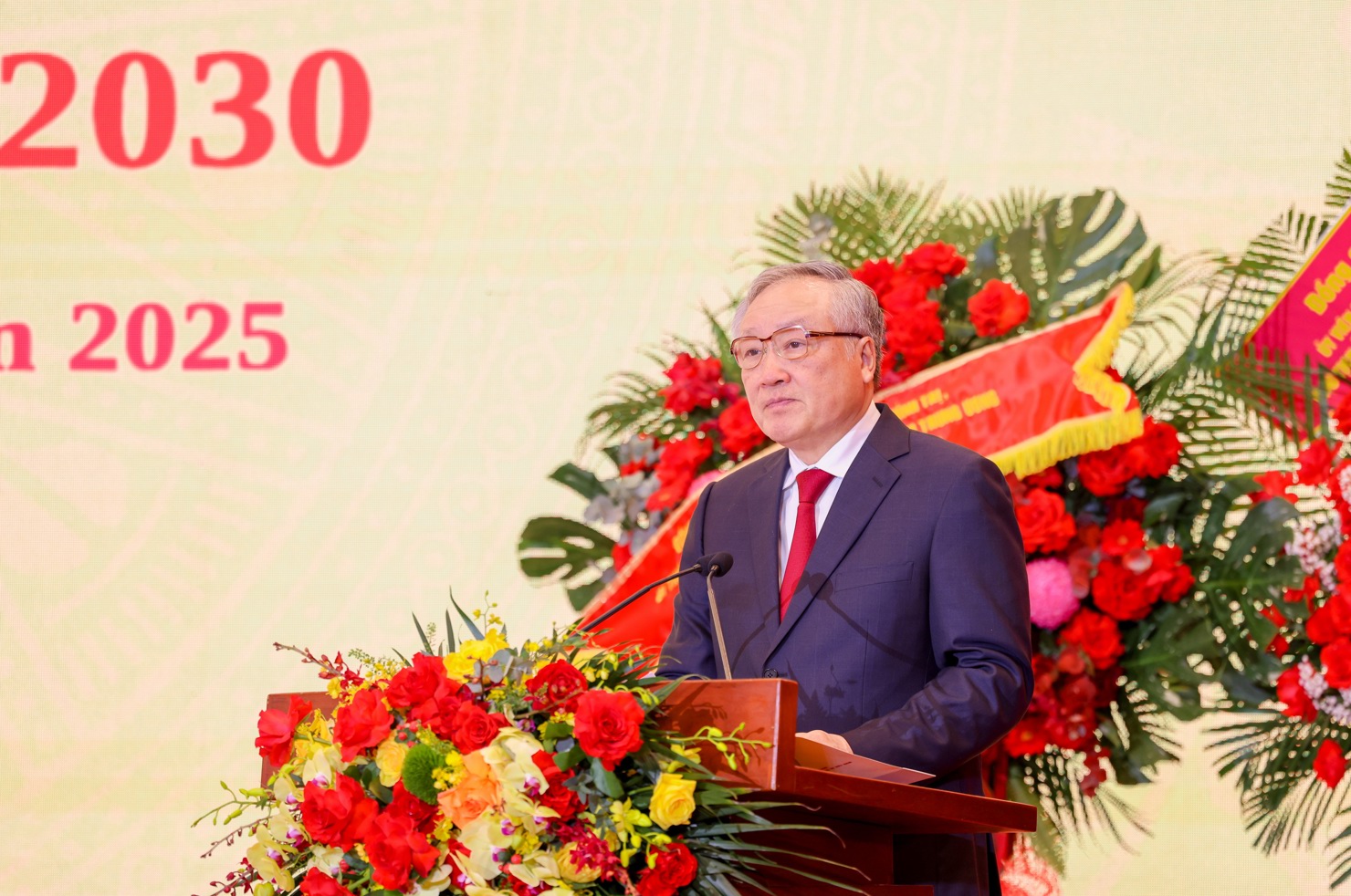 Đồng ch&iacute; Nguyễn H&ograve;a B&igrave;nh - Ủy vi&ecirc;n Bộ Ch&iacute;nh trị, Ph&oacute; B&iacute; thư thường trực Đảng ủy Ch&iacute;nh phủ, Ph&oacute; Thủ tướng thường trực Ch&iacute;nh phủ - ph&aacute;t biểu chỉ đạo tại Đại hội