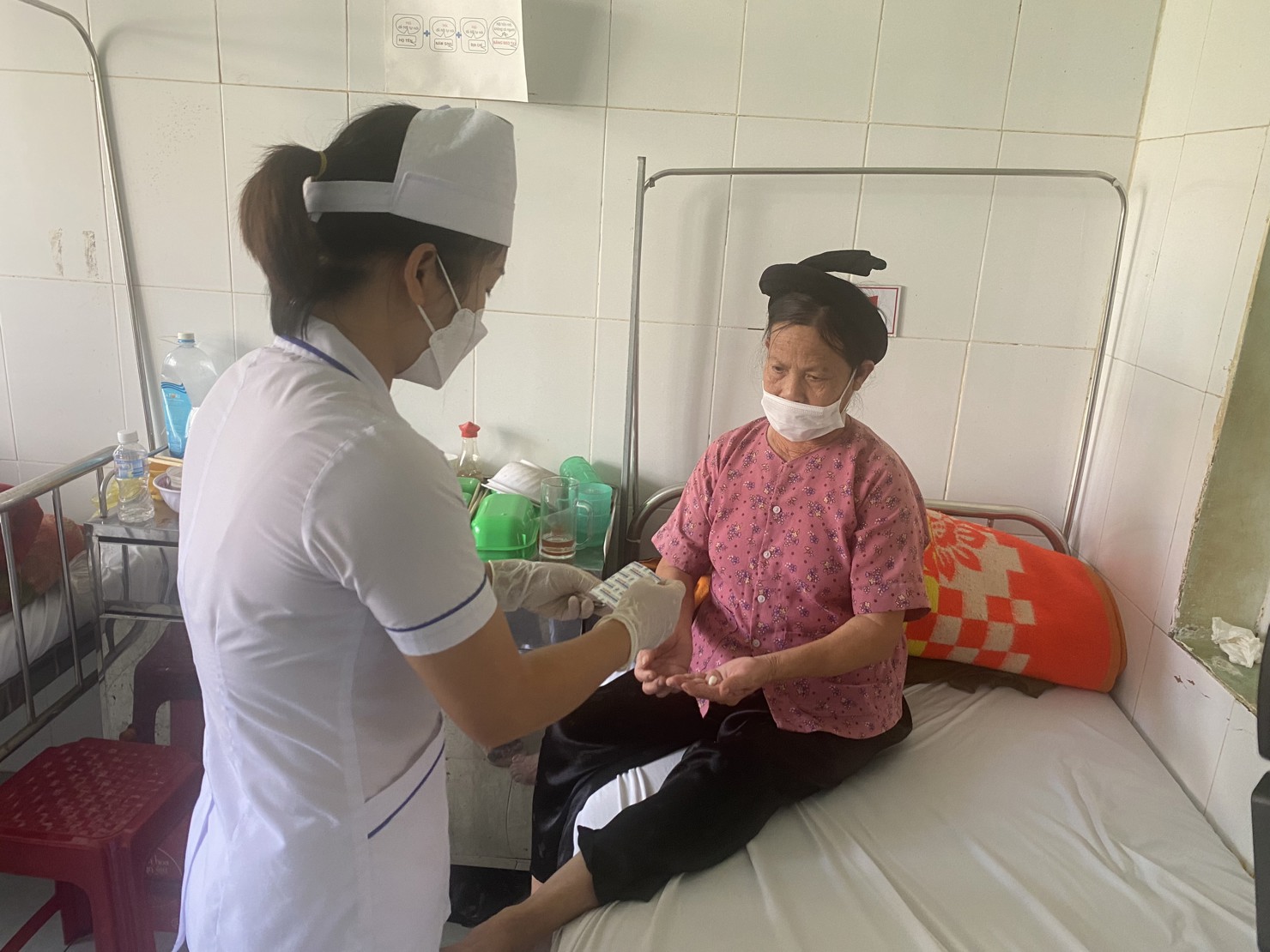 Bao phủ BHYT toàn dân là giải pháp quan trọng giảm gánh nặng tài chính khi ốm đau, bệnh tật.