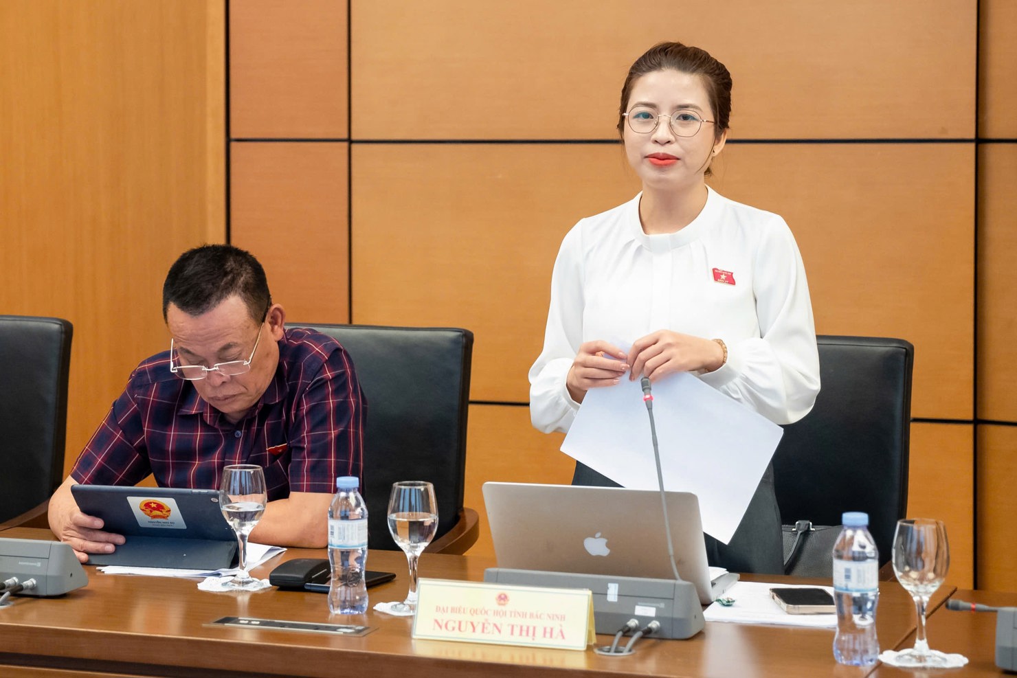 ĐBQH Nguyễn Thị H&agrave; (Bắc Ninh) ph&aacute;t biểu tại phi&ecirc;n thảo luận tổ. Ảnh: Phạm Thắng