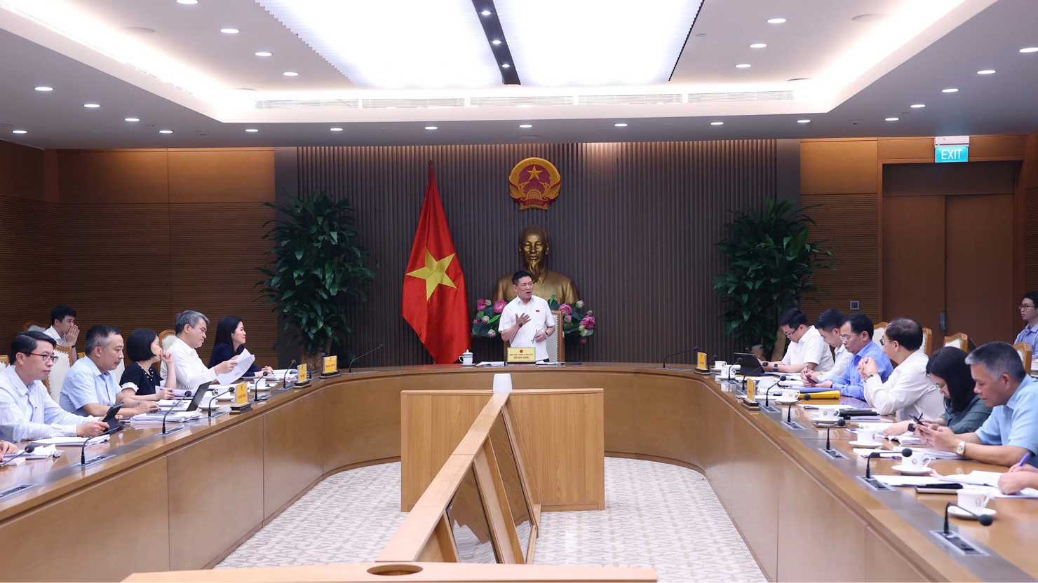 Ph&oacute; Thủ tướng Ch&iacute;nh phủ Hồ Đức Phớc chủ tr&igrave; cuộc họp với Bộ T&agrave;i ch&iacute;nh r&agrave; so&aacute;t Nghị định về ph&acirc;n cấp, ph&acirc;n quyền gắn với ph&acirc;n định thẩm quyền thực hiện m&ocirc; h&igrave;nh tổ chức ch&iacute;nh quyền địa phương 2 cấp thuộc lĩnh vực t&agrave;i ch&iacute;nh v&agrave; lĩnh vực ng&acirc;n h&agrave;ng. Ảnh: VGP