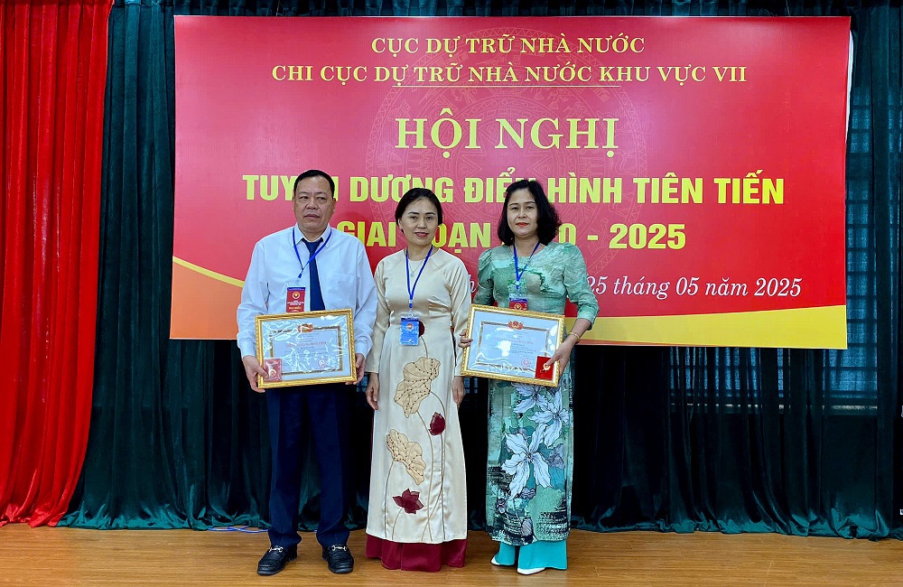 Ph&oacute; Cục trưởng Cục DTNN Nguyễn Thị Phố Giang trao&nbsp;danh hiệu Chiến sĩ thi đua ng&agrave;nh T&agrave;i ch&iacute;nh cho 02 c&aacute; nh&acirc;n thuộc Chi cục DTNN khu vực VII.