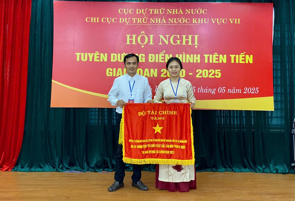 Ph&oacute; Cục trưởng Nguyễn Thị Phố Giang trao danh hiệu Cờ thi đua xuất sắc của Bộ T&agrave;i ch&iacute;nh cho đại diện Điểm kho Ngọc Lặc.