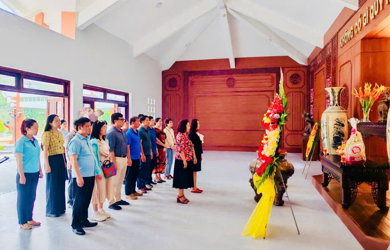 Đo&agrave;n c&ocirc;ng t&aacute;c d&acirc;ng hương, d&acirc;ng hoa để tri &acirc;n c&ocirc;ng lao Chủ tịch Hồ Ch&iacute; Minh v&agrave; c&aacute;c anh h&ugrave;ng, liệt sỹ tại Căn cứ Trung ương Cục Miền Nam.