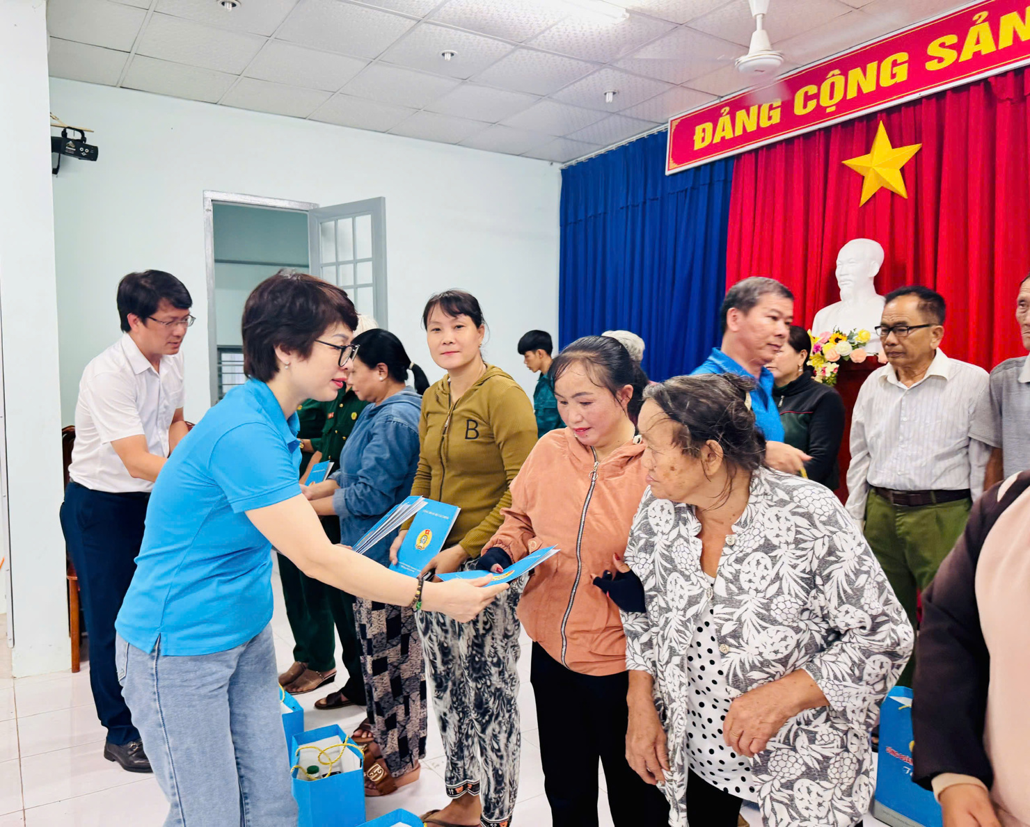Những m&oacute;n qu&agrave; l&agrave; sự tri &acirc;n s&acirc;u sắc của c&aacute;n bộ, c&ocirc;ng chức, vi&ecirc;n chức ng&agrave;nh T&agrave;i ch&iacute;nh đối với c&aacute;c gia đ&igrave;nh c&oacute; c&ocirc;ng với c&aacute;ch mạng.