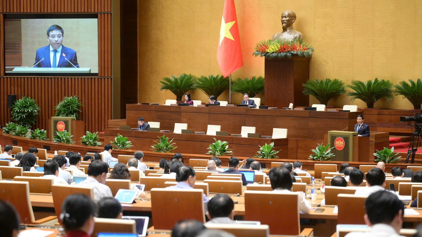 Bộ trưởng Bộ Tài chính báo cáo tiếp thu, giải trình, chỉnh lý dự án Luật.