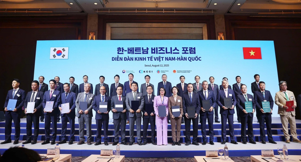 Tổng Bí thư Tô Lâm, Thủ tướng Kim Min Seok cùng các lãnh đạo cấp cao hai nước chụp ảnh lưu niệm với các doanh nghiệp tại diễn đàn