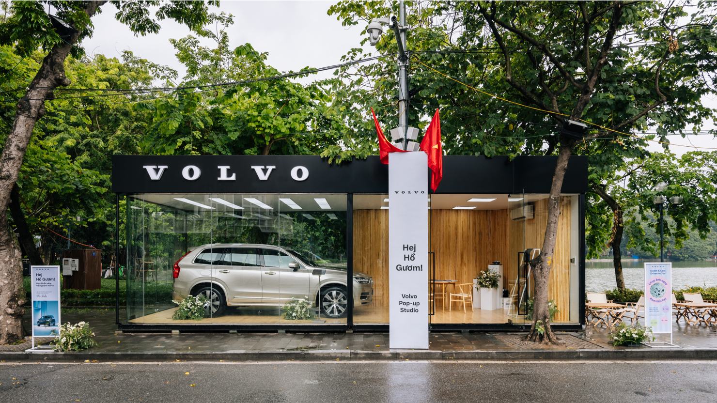 Khu vực trưng bày Pop-up của Volvo xuất hiện giữa sắc hoa rực rỡ để khách tham quan có thể trải nghiệm công nghệ xe Thụy Điển mang phong cách Bắc Âu ngay giữa lòng phố cổ. 