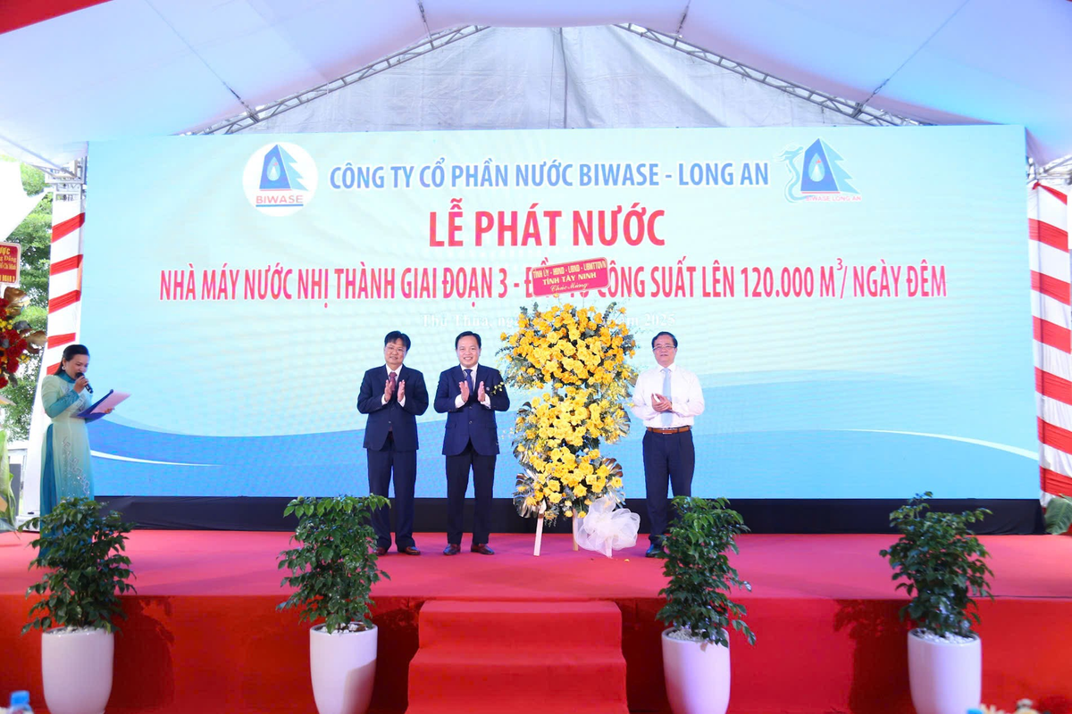 Lãnh đạo tỉnh Tây Ninh tặng hoa chúc mừng Lễ phát nước Nhà máy nước Nhị Thành.