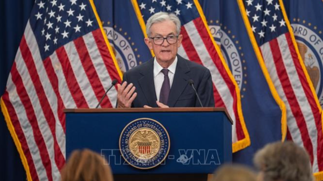 Chủ tịch Cục Dự trữ Liên bang Mỹ Jerome Powell trong cuộc họp báo công bố quyết định hạ lãi suất cơ bản tại Washington DC., ngày 17/9/2025. Ảnh: THX/TTXVN