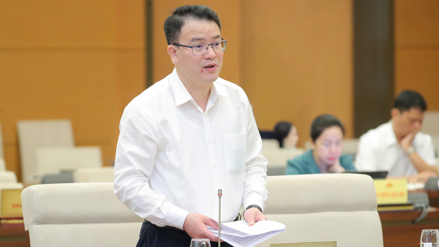 Thứ trưởng Bộ Tài chính Trần Quốc Phương báo cáo tại phiên họp.