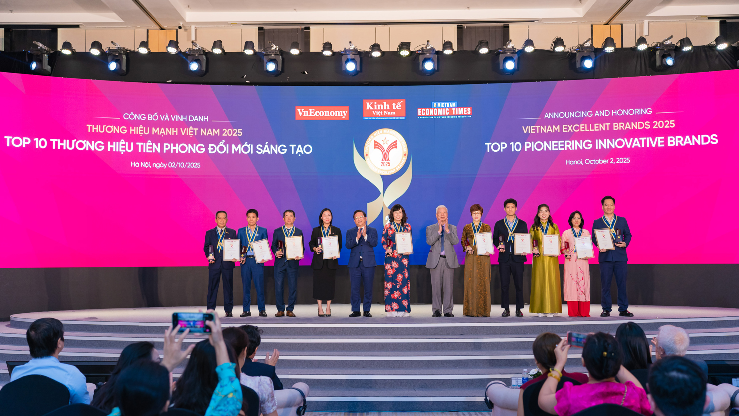 Top 10 Thương hiệu mạnh - Ti&ecirc;n phong đổi mới s&aacute;ng tạo 2025 quy tụ c&aacute;c doanh nghiệp đ&oacute;ng g&oacute;p nổi bật trong chuyển đổi số