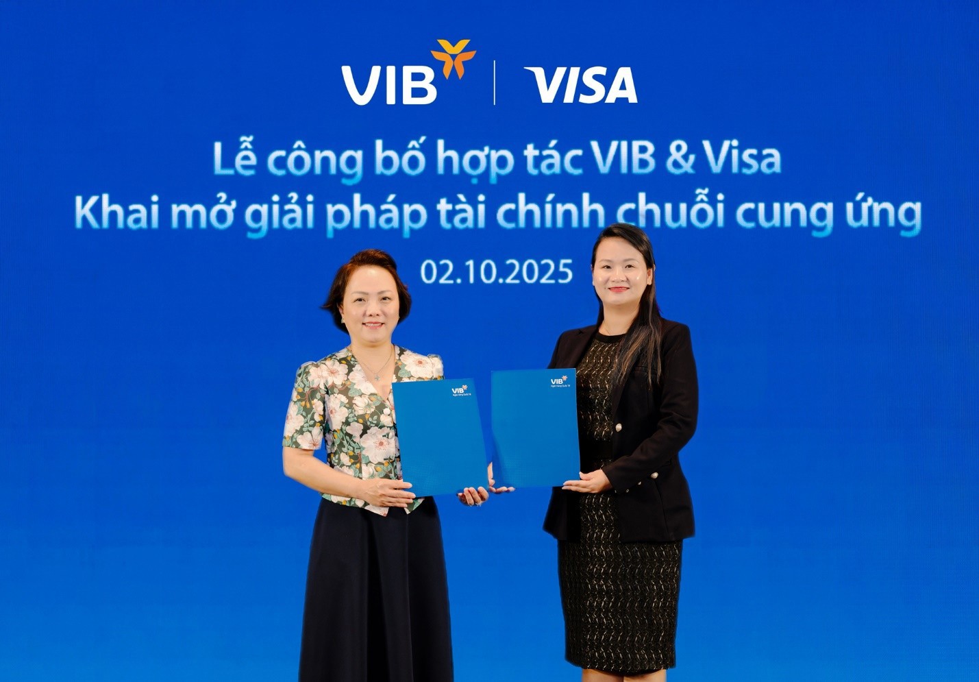 B&agrave; Tường Nguyễn - Ph&oacute; Tổng Gi&aacute;m đốc VIB v&agrave; b&agrave; Đặng Tuyết Dung, Gi&aacute;m đốc Visa Việt Nam v&agrave; L&agrave;o. Ảnh: VIB