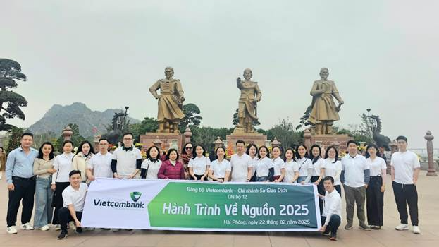 Chi bộ 12 – Vietcombank Sở giao dịch về nguồn tại Khu di tích Bạch Đằng Giang ngày 22/02/2025.