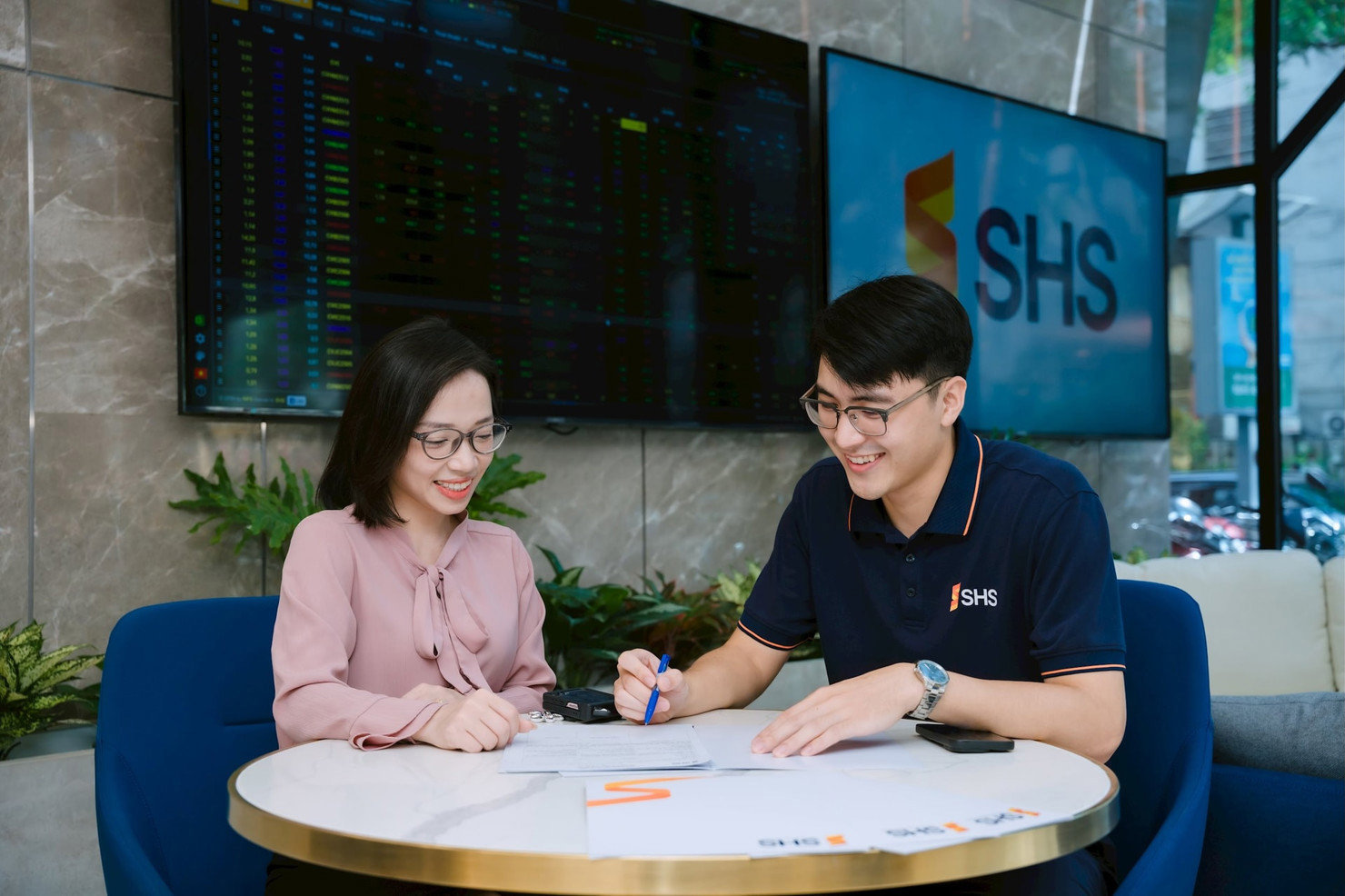 Phiên 7/11, VN-Index rơi xuống dưới ngưỡng tâm lý 1.600.