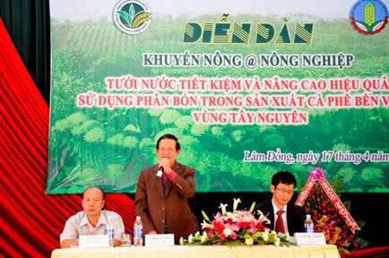 Tiến sỹ Phan Huy Thông – Giám đốc Trung tâm Khuyến nông Quốc gia chủ trì Diễn đàn.