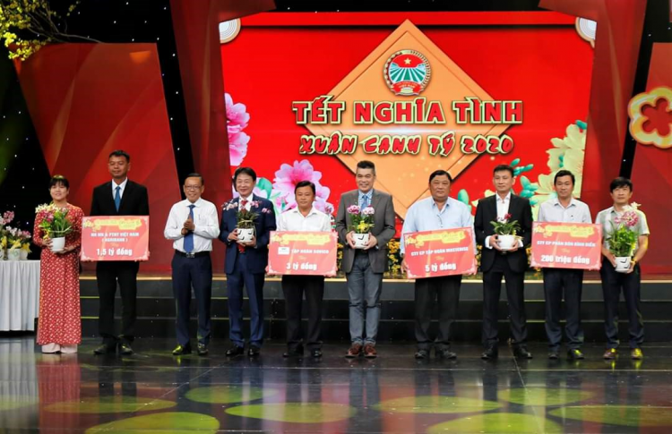 Đại diện tập đoàn Sovico trao tặng số tiền 3 tỷ đồng đến Hội Nông dân TP. Hồ Chí Minh. Ảnh PL