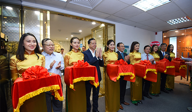 Ông Phùng Chu Cường - TGĐ Công ty Phú Long cắt băng khai trương văn phòng mới tại Hà Nội. Ảnh PL