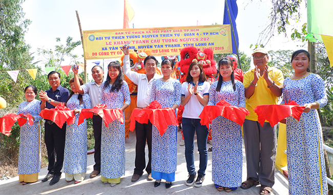 Đại diện lãnh đạo xã và công ty Phú Long cắt băng khánh thành cầu Tường Nguyên 282 tại xã Tân Thành, huyện Tân Thạnh, tỉnh Long An. Ảnh PL