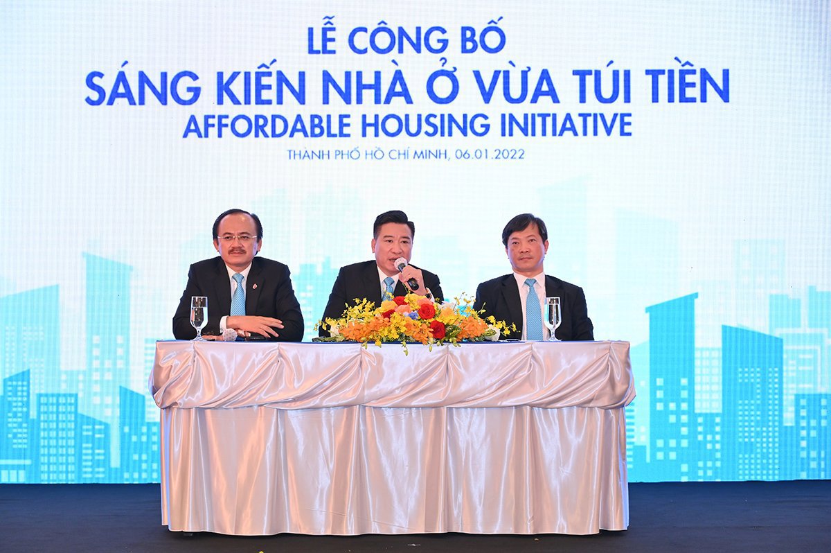 Chủ tịch HĐQT các Tập đoàn Hưng Thịnh, Đồng Tâm Group và Kỹ nghệ gỗ Trường Thành cùng công bố sáng kiến xây dựng nhà ở vừa túi tiền. Ảnh: Thế Bảo.