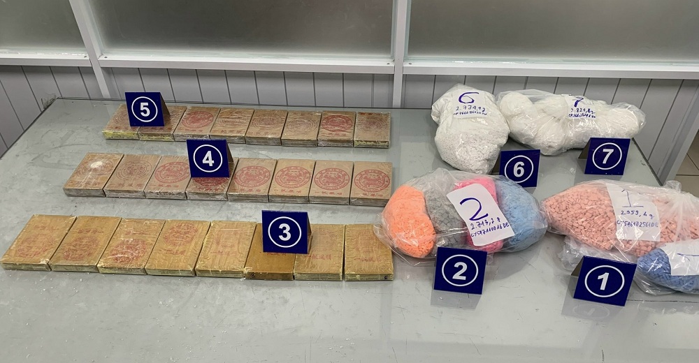 Với trọng lượng hơn 40 kg ma túy và cần sa được phát hiện qua đường chuyển phát nhanh. Ảnh: HQ