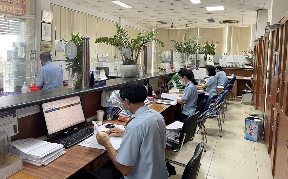 Công chức Cục Hải quan TP. Hồ Chí Minh hỗ trợ tháo gỡ những khó khăn, vướng mắc cho doanh nghiệp. Ảnh: HQ