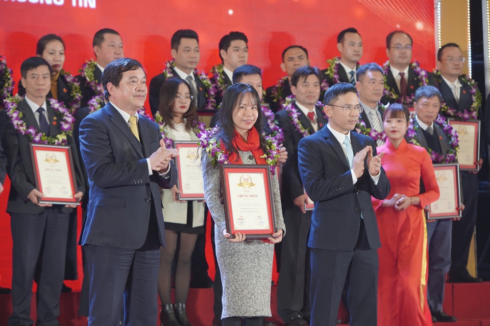 Bà Nguyễn Thị Thùy Dương - Phó Giám đốc Khối Hỗ trợ kinh doanh kiêm Giám đốc Trung tâm Marketing Vietbank đại diện nhận giải. Ảnh Vietbank