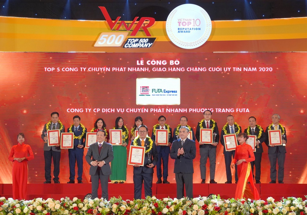Đại diện Phương - FUTA Bus Lines nhận giải thưởng. Ảnh Thu Trung