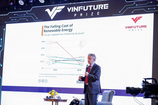 GS Sir Richard Henry Friend nói về năng lượng tái tạo tại Toạ đàm khoa học vì cuộc sống, nằm trong khuôn khổ chuỗi sự kiện VinFuture sáng 19/1. Ảnh: VIC